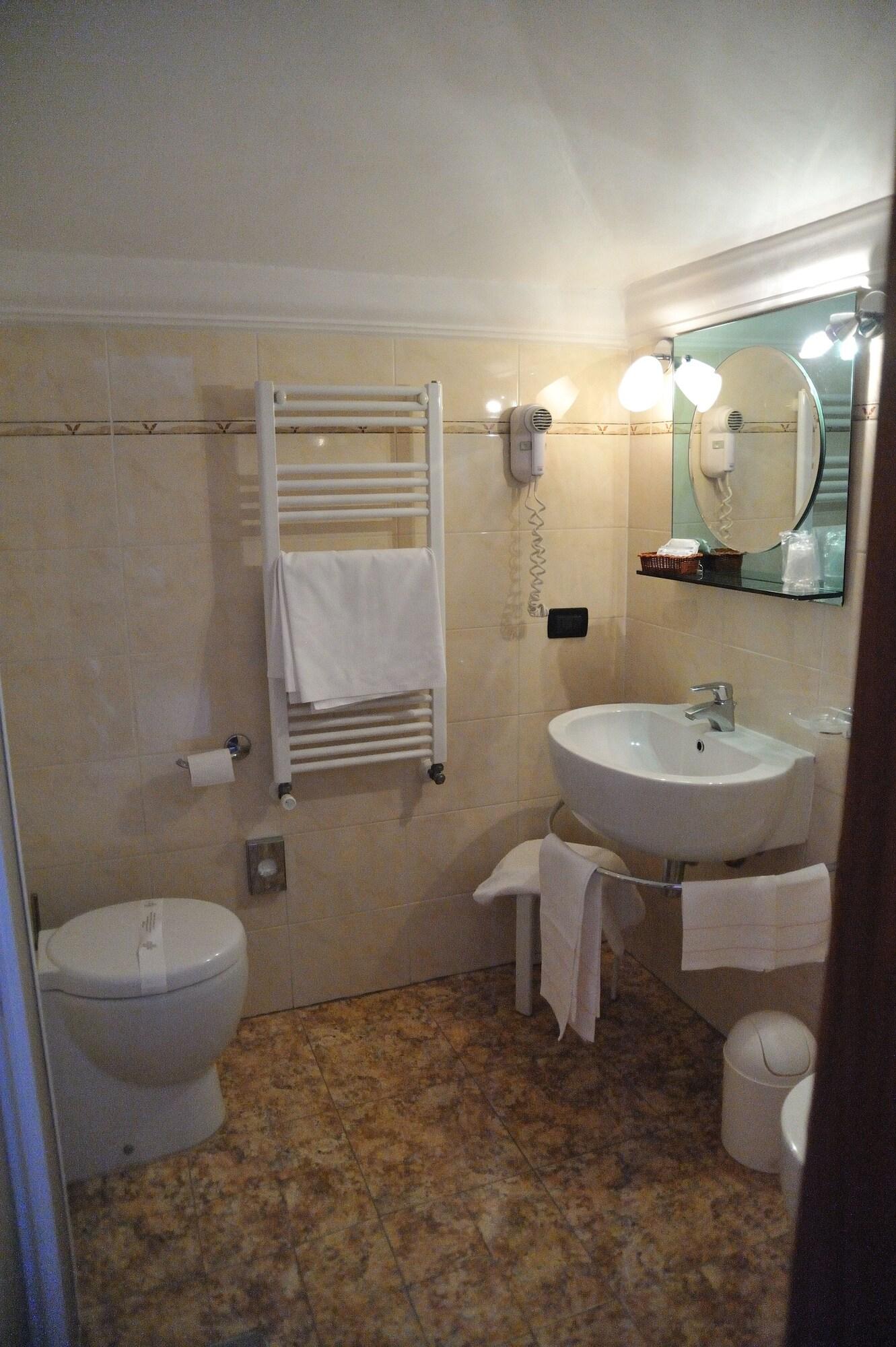 Hotel Savona مونتيكاتيني تيرمي المظهر الخارجي الصورة